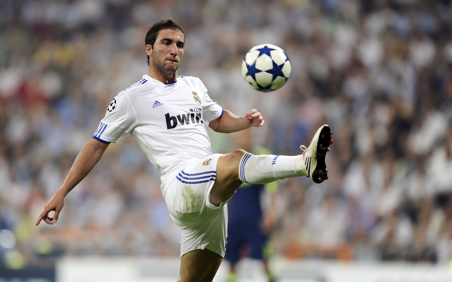 天价转会震撼足坛！巴黎圣日耳曼2.5亿欧元签下超级新星<a href=