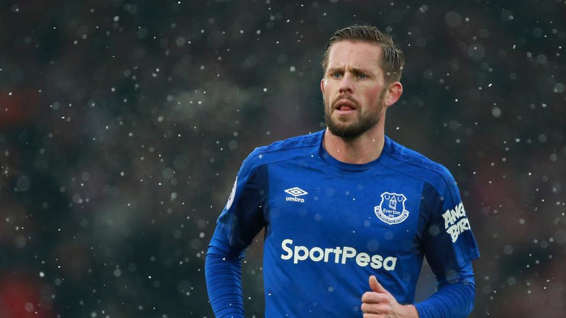 VAR再成焦点！关键判罚引争议，球迷怒斥裁判‘毁掉比赛’