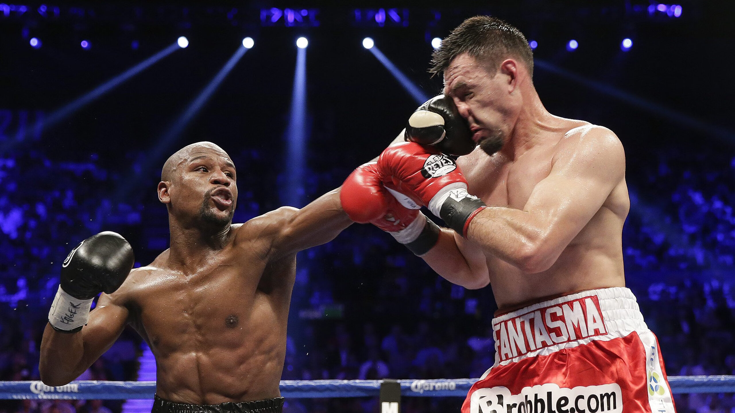 欧冠巅峰对决，皇马3-1逆转曼城，本泽马戴帽锁定决赛席位